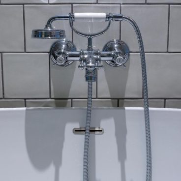 How To Snake A Bathtub Drain? (4 Step Guide) 1 how to snake a bathtub drain